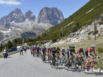 Pelotón durante la decimoctava etapa del Giro de Italia