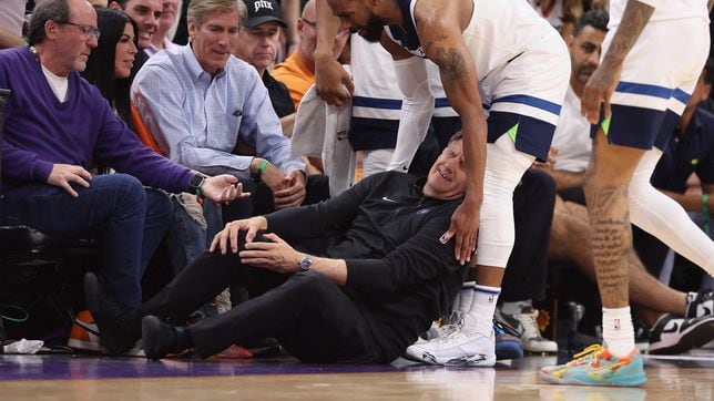Chris Finch on crutches for Timberwolves: How did he injure himself?