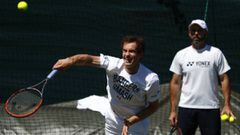 Andy Murray golpea la bola durante un entrenamiento previo a Wimbledon.