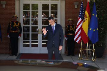 El presidente del Gobierno, Pedro Sánchez, espera para recibir al presidente de los Estados Unidos para celebrar una reunión en el Palacio de La Moncloa. 
