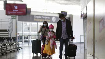 Familia con maletas en el aeropuerto para viajar