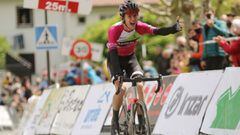 El ciclista del Euskaltel-Euskadi Unai Iribar celebra una victoria en las filas del Laboral Kutxa.