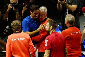Roger Federer con John McEnroe, capitán del equipo Mundial.