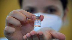 A health worker shows a dose of the Pfizer-BioNTech vaccine against COVID-19, at the Clinicas hospital in Sao Paulo, Brazil, on January 14, 2022. (Photo by NELSON ALMEIDA / AFP)