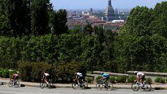 Los ciclistas ruedan por los alrededores de Turín durante la decimocuarta etapa del Giro de Italia 2022.