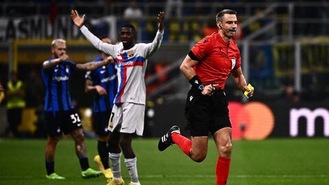 Slovenian referee Slavko Vincic runs across the pitch after giving a yellow card during the UEFA Champions League Group C football match between Inter Milan and FC Barcelona on October 4, 2022 at the Giuseppe-Meazza (San Siro) stadium in Milan. (Photo by Marco BERTORELLO / AFP)
