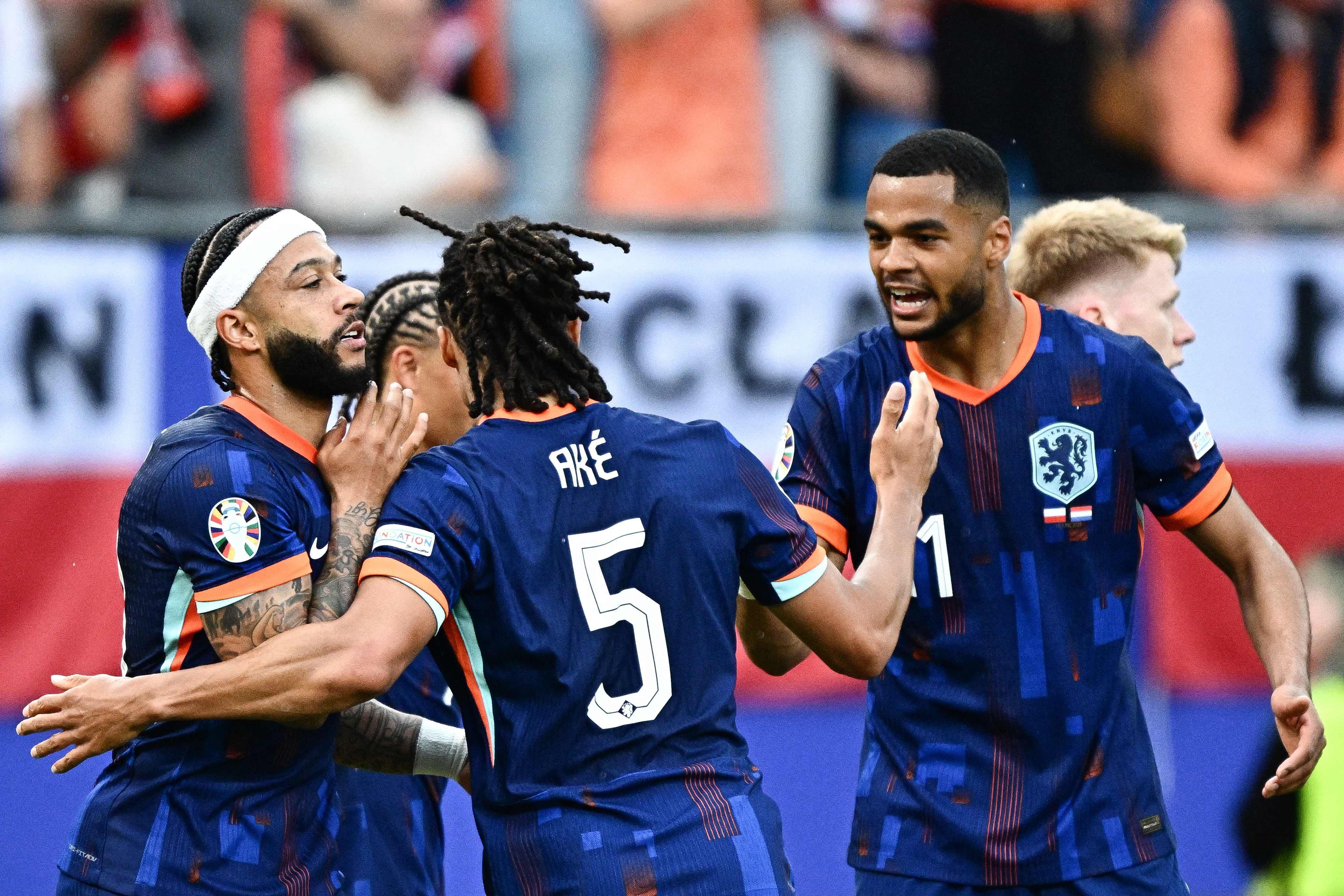 Netherlands' forward #11 Cody Gakpo (R) celebrates with Netherlands' forward #10 Memphis Depay (L) and Netherlands' defender #05 Nathan Ake after scorring an equalizer during the UEFA Euro 2024 Group D football match between Poland and the Netherlands at the Volksparkstadion in Hamburg on June 16, 2024. (Photo by GABRIEL BOUYS / AFP)