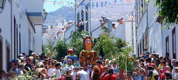 Agaete, en el norte de la isla de Gran Canaria, celebra esta fiesta en honor a la Virgen de las Nieves, declarada de Interés Turístico Nacional. La tradición consiste en el baile de miles de danzantes que recorren las calles al ritmo de la música agitando