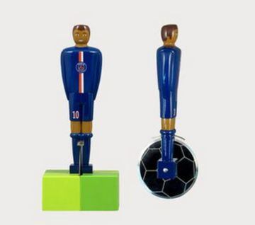 While Mbappé, Neymar and Cavani are slicing through defences, hungry PSG fans can be slicing through their pizza with this little item. It’s a number 10 pizza cutter, but alas doesn’t have Neymar’s features. They could of course make one with a photo on t