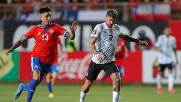 Chile&#039;s Erick Pulgar (L) and Argentina&#039;s Rodrigo De Paul (R) vie for the ball during their South American qualification football match for the FIFA World Cup Qatar 2022 at Zorros del Desierto Stadium in Calama, Chile on January 27, 2022. (Photo 