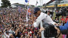 Lewis Hamilton, aclamado por los aficionados en el Circuito de Silverstone, tras vencer en el Gran Premio de Gran Breta&ntilde;a de F&oacute;rmula 1 en 2016.