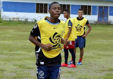 El hondureño volverá al profesionalismo a sus 46 años para enfundarse en la camiseta del Victoria, de la Segunda División de Honduras, donde su hijo Milton juega.