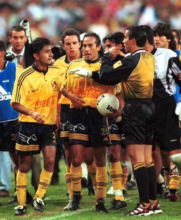 La tercia siempre fue muy aguerrida. Aquí se ve a Terrazas reclamando al árbitro Marco Rodríguez junto a Raúl Gutiérrez. Atrás, Blanco le respalda.
