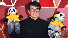 Jackie Chan con dos osos panda de peluche en la alfombra roja de los Premios Oscar 2017