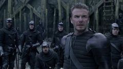David Beckham en una escena de su cameo en Rey Arturo: La leyenda de Excalibur.