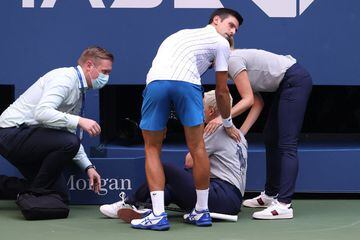 En un hecho insólito, Novak Djokovic fue descalificado este domingo del US Open luego de darle un pelotazo sin intención a una jueza de silla.