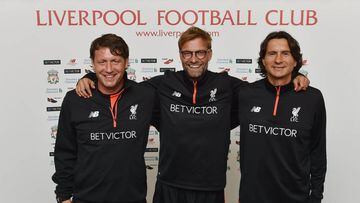 J&uuml;rgen Klopp, con su equipo t&eacute;cnico tras firmar su renovaci&oacute;n de contrato con el Liverpool hasta 2022.