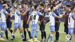 Los jugadores del Málaga saludando a los del Huesca.