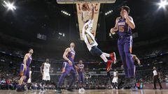 Anthony Davis machaca el aro de los Phoenix Suns.