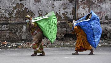 24 April 2020, India, Guwahati: Women ragpickers wearing face masks walk on a street during the nationwide lockdown to curb the spread of coronavirus. Photo: David Talukdar/ZUMA Wire/dpa   24/04/2020 ONLY FOR USE IN SPAIN