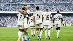 Los jugadores del Real Madrid Vinicius y Joselu celebrando el cuarto gol del partido.