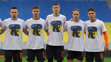 Mudryk y sus compañeros salieron con camisetas de apoyo a los militares ucranianos que defienden Mariupol. (SHAKHTAR)