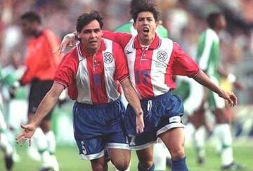 El otrora goleador festejando en Francia 98 junto al zaguero Celso Ayala.
