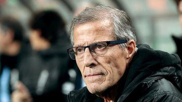 Uruguay coach Tabarez undergoes hernia surgery