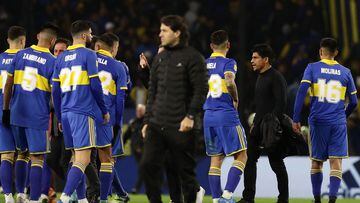 Boca Juniors' coach Hugo Ibarra (2-R) leaves the field with the players after defeating Platense 2-1 in their Argentine Professional Football League tournament match at La Bombonera stadium in Buenos Aires, on August 6, 2022. (Photo by Alejandro PAGNI / AFP)