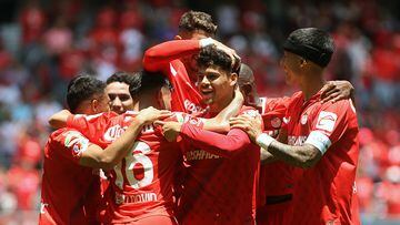 Max Araujo festeja con sus compañeros tras su gol ante Pachuca