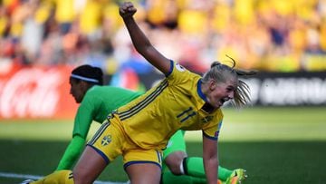  Blackstenius celebra el segundo gol de Suecia.