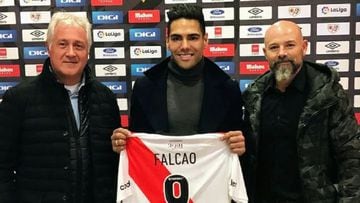 Falcao Garc&iacute;a, delantero del Rayo Vallecano, recibi&oacute; la camiseta de River Plate por parte de algunos dirigentes que se encuentran de gira por Europa