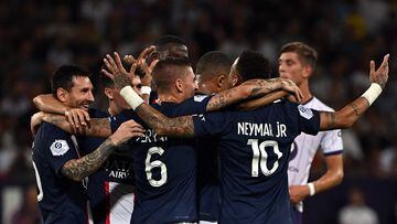 Paris Saint-Germain's Brazilian forward Neymar (R) is congratulated by teammates after scoring a goal during the French L1 football match between Toulouse FC and Paris-Saint Germain (PSG) at Stadium TFC in Toulouse, southwestern France, on August 31, 2022. (Photo by Lionel BONAVENTURE / AFP)