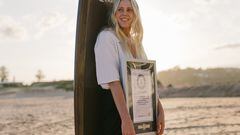 SYDNEY, NEW SOUTH WALES, AUSTRALIA - NOVEMBER 6: Laura Enever of Australia accepts the official Guinness World Record certificate for largest wave surfed paddle-in (female) on November 6, 2023 at Sydney, New South Wales, Australia. (Photo by Matt Dunbar/World Surf League)