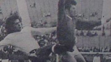 Carlos Araneda de Palestino marca a Alberto Villar de Wanderers. Fue el primer duelo de la historia de las Liguillas.