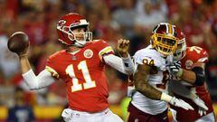 KANSAS CITY, MO - OCTOBER 02: Quarterback Alex Smith #11 of the Kansas City Chiefs passes during the game against the Washington Redskins at Arrowhead Stadium on October 2, 2017 in Kansas City, Missouri.   Peter Aiken/Getty Images/AFP == FOR NEWSPAPERS, INTERNET, TELCOS &amp; TELEVISION USE ONLY ==