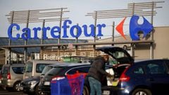FILE PHOTO: A customer empties his trolley in front of a Carrefour Hypermarket store in Saint-Herblain near Nantes, France January 15, 2021. REUTERS/Stephane Mahe/File Photo  GLOBAL BUSINESS WEEK AHEAD