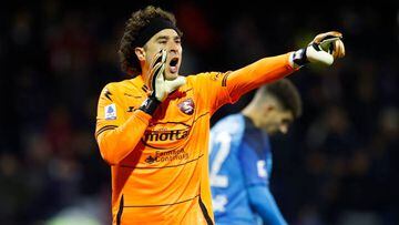SALERNO, ITALY - JANUARY 21: Guillermo Ochoa of US Salernitana gestures during the Serie A match between Salernitana and SSC Napoli at Stadio Arechi on January 21, 2023 in Salerno, Italy. (Photo by Matteo Ciambelli/DeFodi Images via Getty Images)