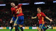 Iago Aspas celebra con Isco y Herrera el empate de España ante Inglaterra.