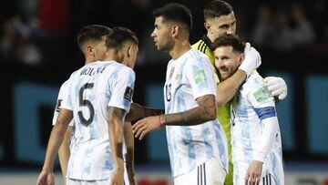 Argentina&#039;s Lionel Messi (R) and goalkeeper Emiliano Martinez celebrates after defeating Uruguay 1-0 in their South American qualification football match for the FIFA World Cup Qatar 2022, at the Campeon del Siglo stadium in Montevideo on November 12, 2021. (Photo by Matilde Campodonico / POOL / AFP)