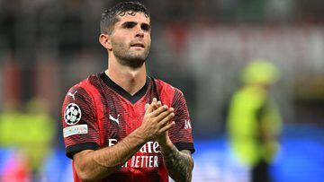 Soccer Football - Champions League - Group F - AC Milan v Newcastle United - San Siro, Milan, Italy - September 19, 2023 AC Milan's Christian Pulisic applauds fans after the match REUTERS/Daniele Mascolo