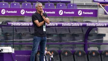 Barcelona&#039;s Spanish coach Quique Setien stands on the sideline during the Spanish league football match between Real Valladolid FC and FC Barcelona at the Jose Zorrilla stadium in Valladolid on July 11, 2020. (Photo by CESAR MANSO / AFP)