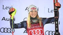 Mikaela Shiffrin of the US poses on the podium after winning the women's slalom event in the Alpine Skiing World Cup on the Levi black race slope in Kittil�, Finnish Lapland on November 20, 2022. (Photo by Jussi Nukari / Lehtikuva / AFP) / Finland OUT