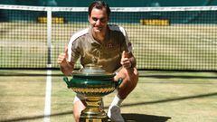 Roger Federer posa con el trofeo de campe&oacute;n del Torneo de Halle de 2019.