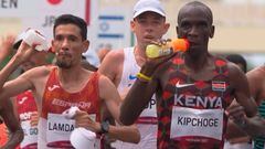 Lamdassem, junto a Kipchoge en la maratón de los Juegos de Tokio.