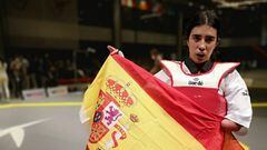 La taekwondista Dalia Santiago posa con la bandera de Espa&ntilde;a tras proclamarse campeona de Europa de taekwondo paral&iacute;mpico.