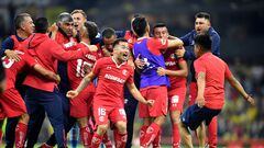 Toluca's players celebrate after defeating America during their Mexican Apertura football tournament semifinal match at the Azteca Stadium in Mexico City on October 22, 2022. (Photo by CLAUDIO CRUZ / AFP)