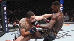 Robert Whittaker e Israel Adesanya intercambiar golpes en el UFC 271. 