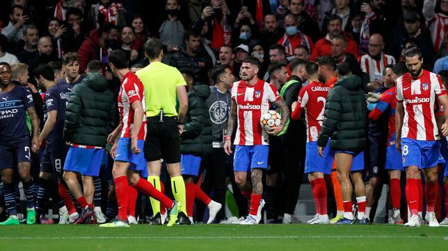 El Atlético de Madrid cumple una triple sanción europea