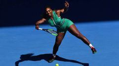 Serena Williams of the US hits a return against Czech Republic&#039;s Karolina Pliskova during their women&#039;s singles quarter-final match on day ten of the Australian Open tennis tournament in Melbourne on January 23, 2019. (Photo by Paul Crock / AFP) / -- IMAGE RESTRICTED TO EDITORIAL USE - STRICTLY NO COMMERCIAL USE --